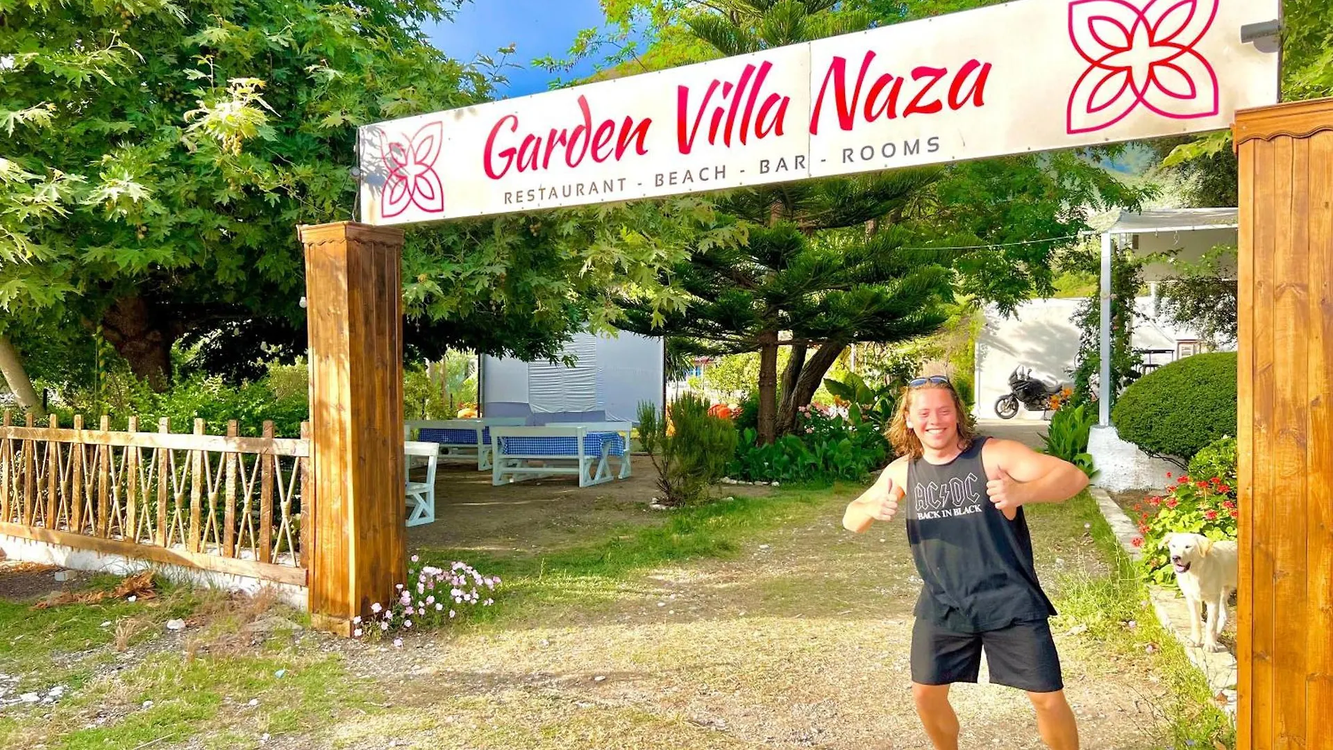 Garden Villa Naza Piqeras